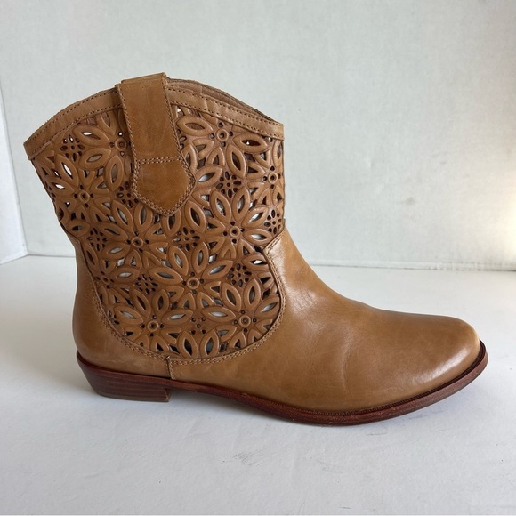 Corso Como Spiro boot in a whiskey burnish laser-cut style Women size 9 - Picture 1 of 13